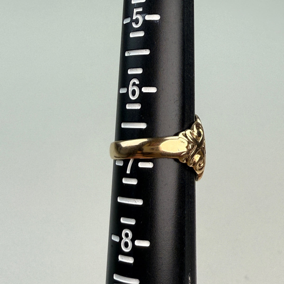 Vintage Solid 10K Yellow Gold Classic Signet Ring with Detailed Shoulders, Size 6.75