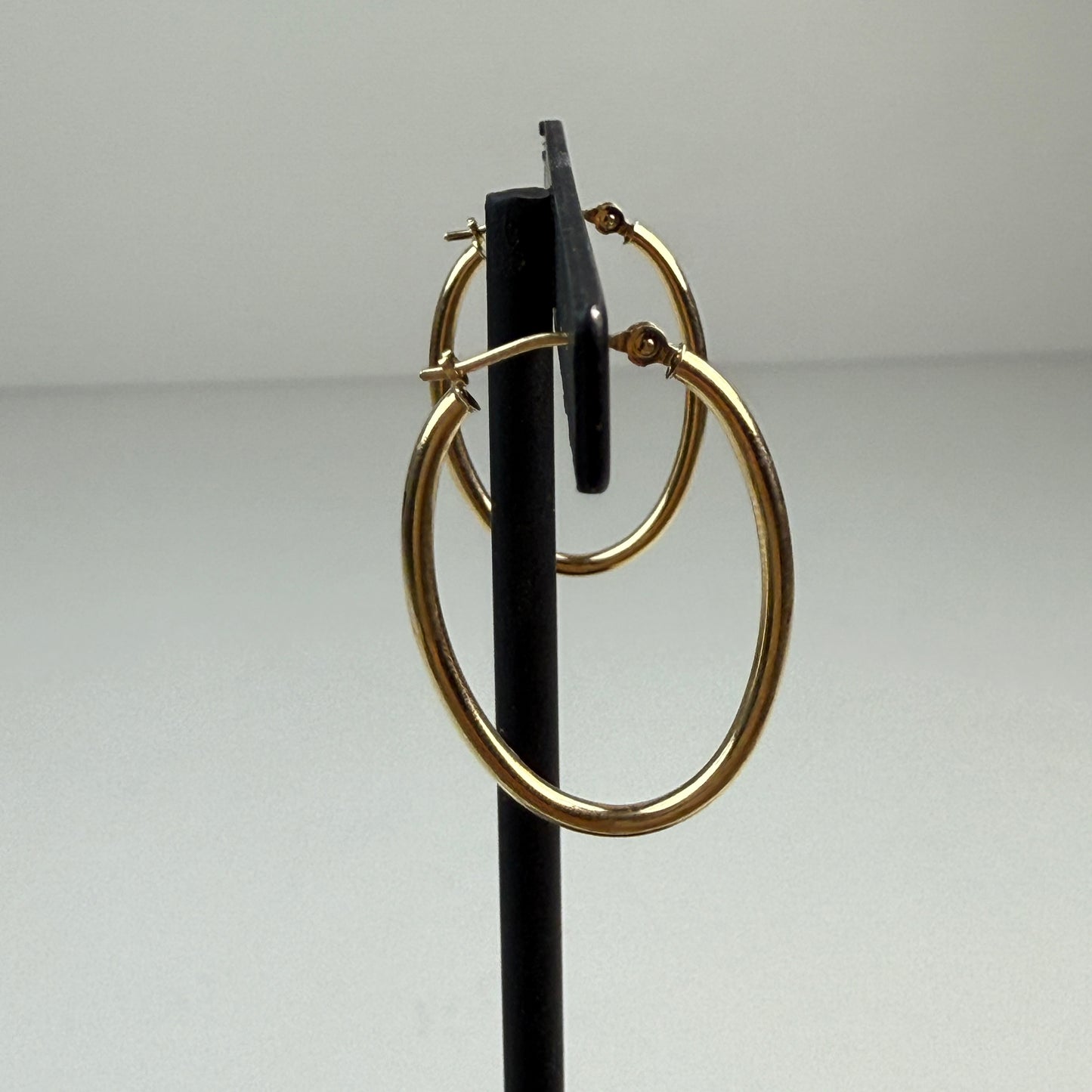 Classic 14K Yellow Gold Oval Hoop Earrings 27.7 x 19.5 mm, 1 g, 1.66 mm Wide