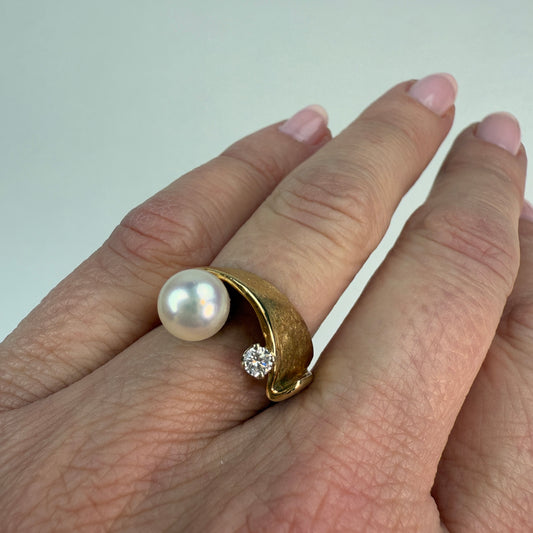 14K Solid Yellow Gold Beautiful Modern and Elegant Pearl Ring Size 5
