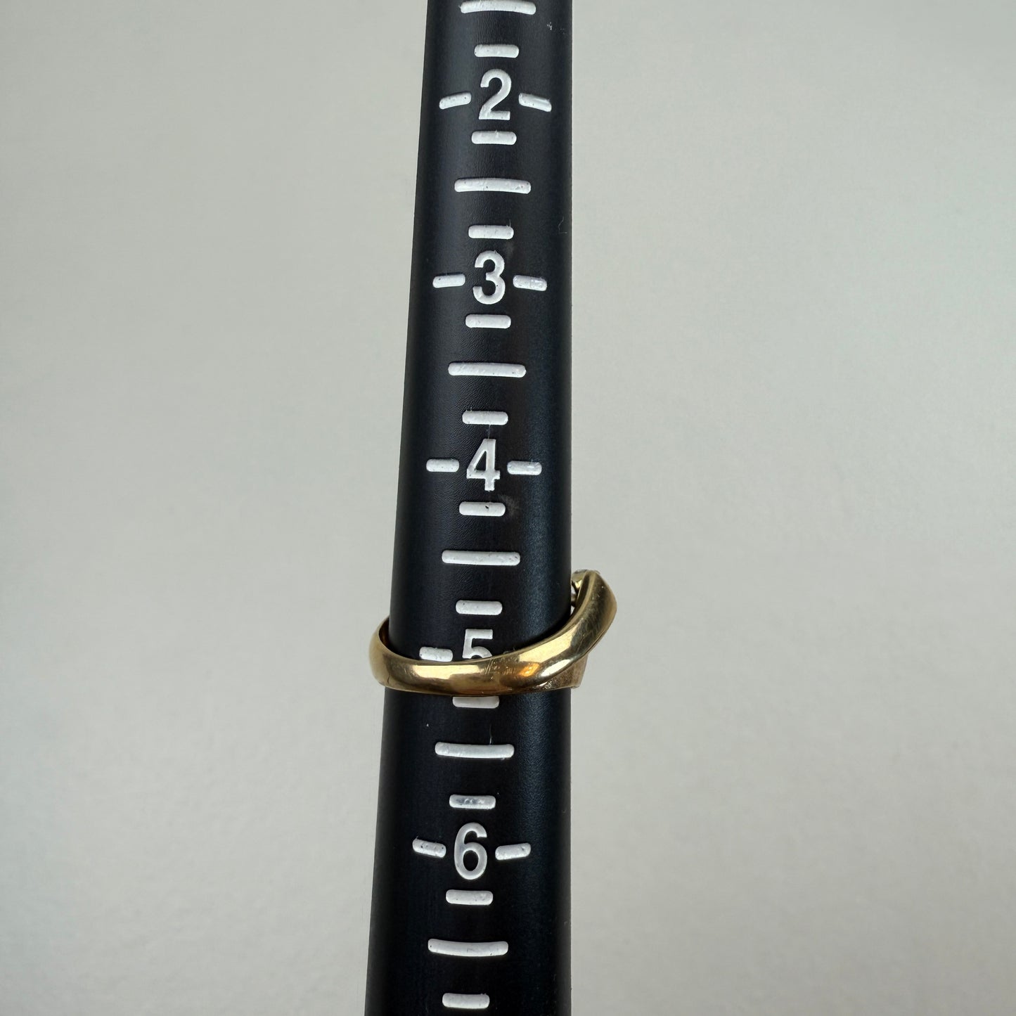 14K Solid Yellow Gold Beautiful Modern and Elegant Pearl Ring Size 5