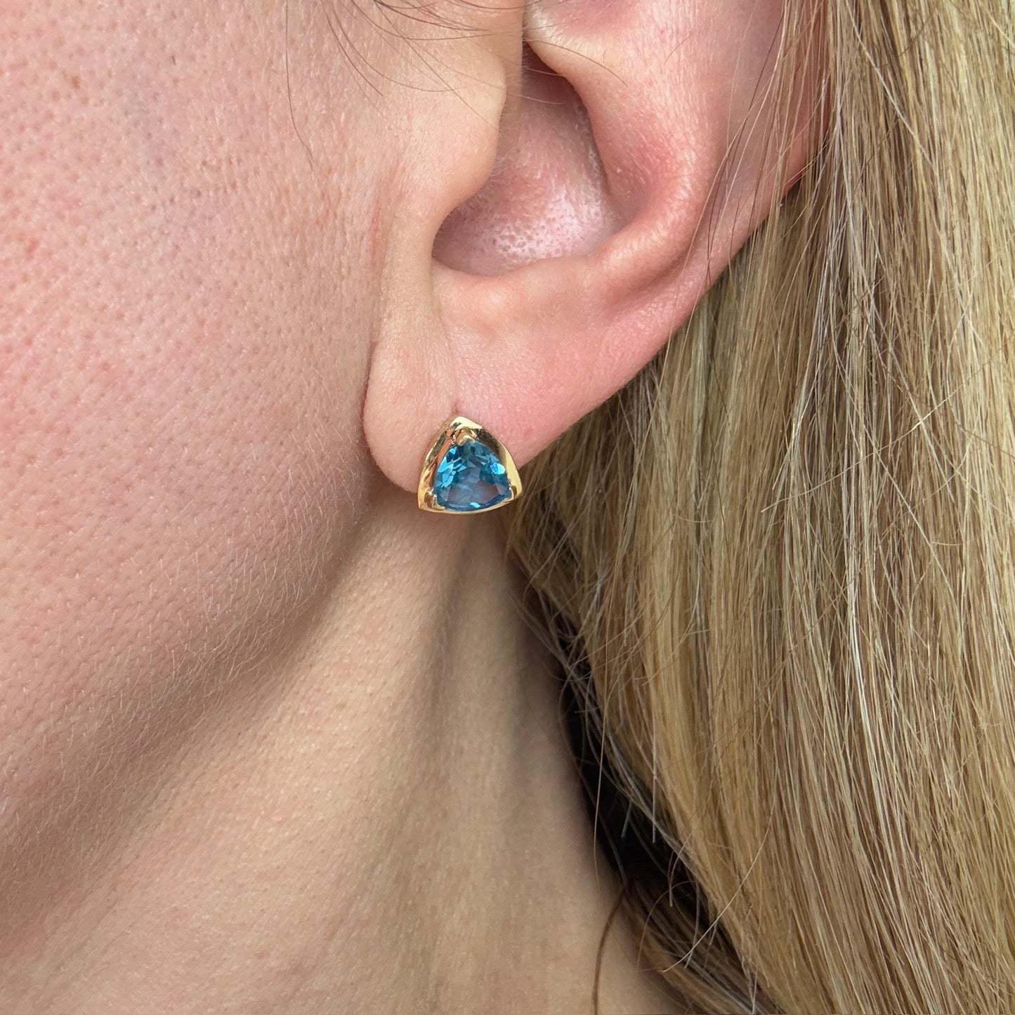 14k Solid Yellow Gold Striking Trillion Cut Blue Topaz, 2.4 g