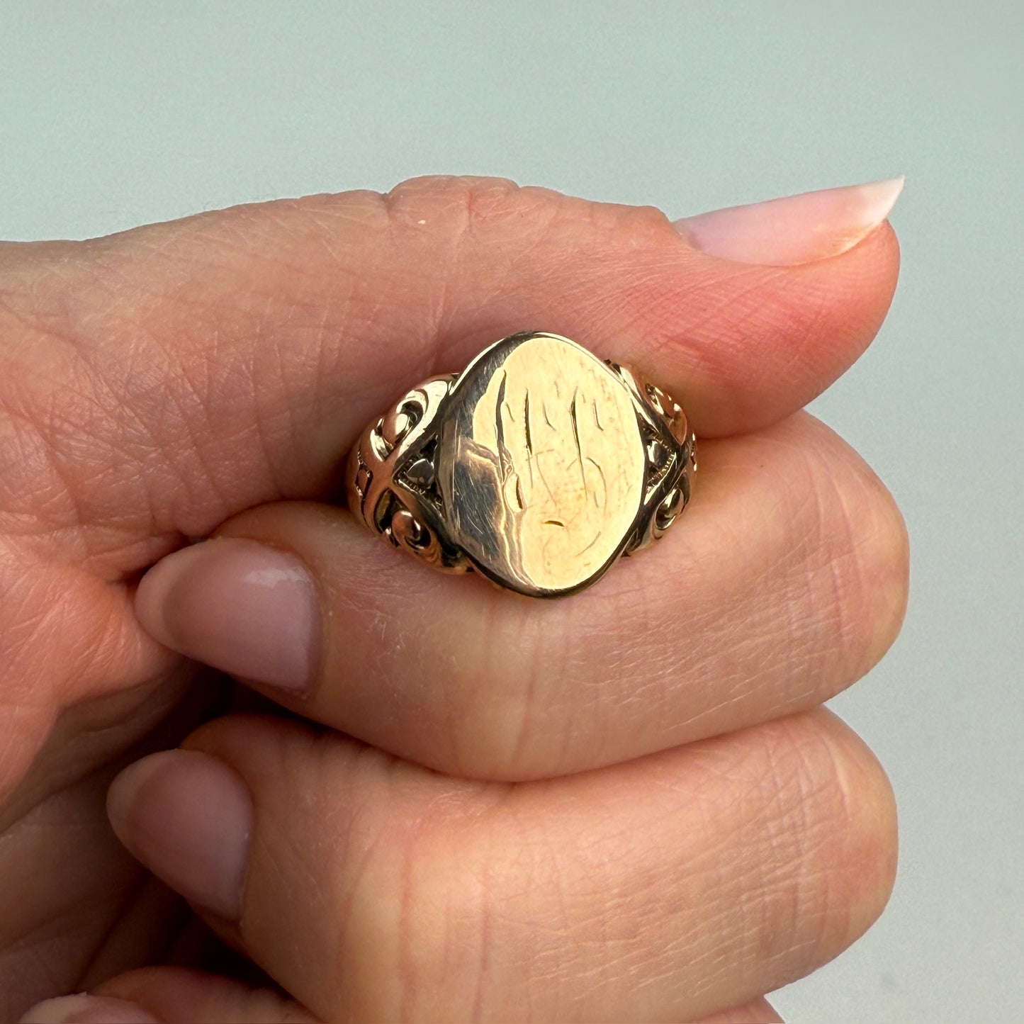 Vintage Solid 10K Yellow Gold Classic Signet Ring with Detailed Shoulders, Size 6.75