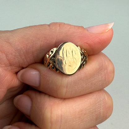 Vintage Solid 10K Yellow Gold Classic Signet Ring with Detailed Shoulders, Size 6.75