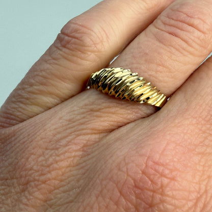 10K Solid Yellow Gold Diamond Cut Shrimp Ring Size 6.75