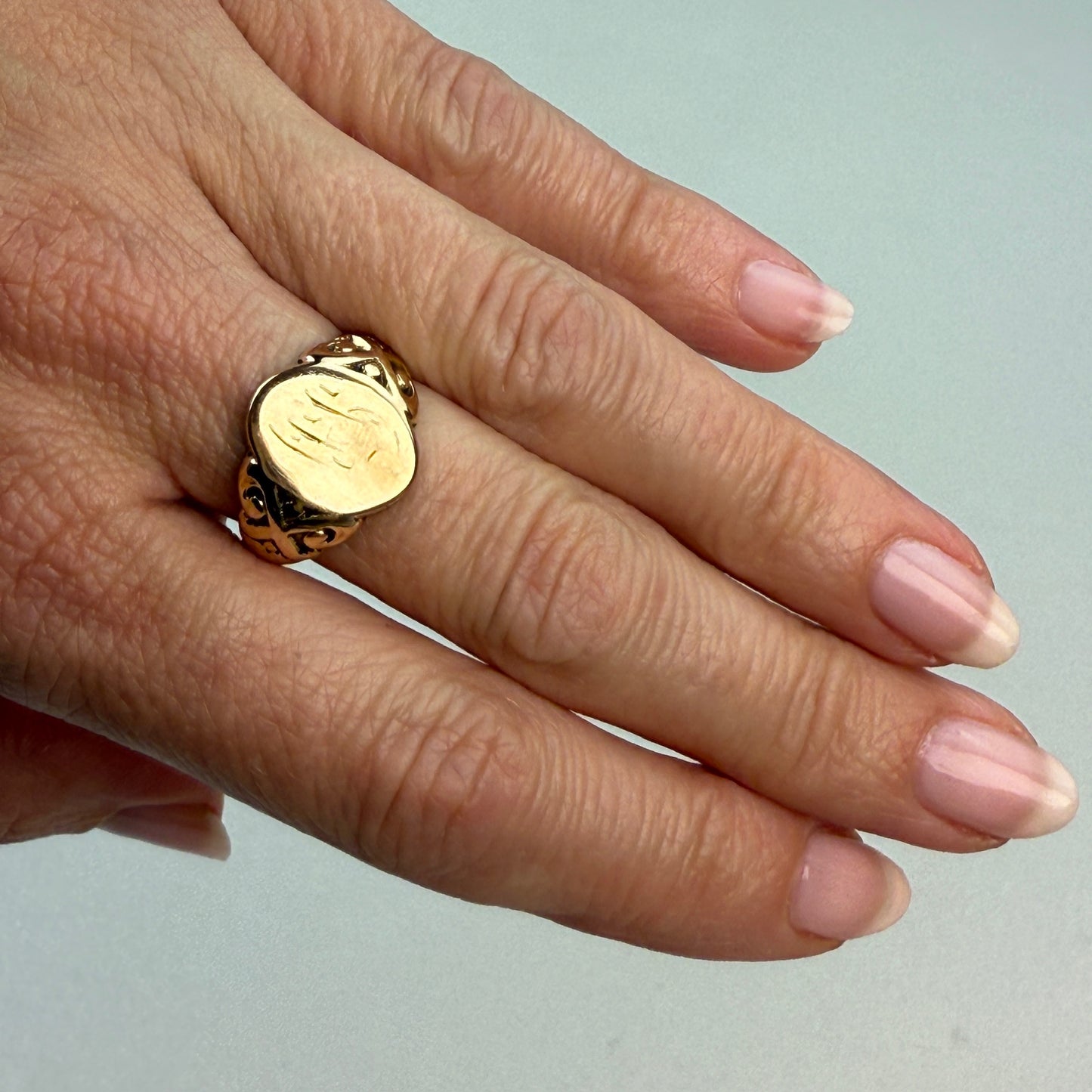 Vintage Solid 10K Yellow Gold Classic Signet Ring with Detailed Shoulders, Size 6.75