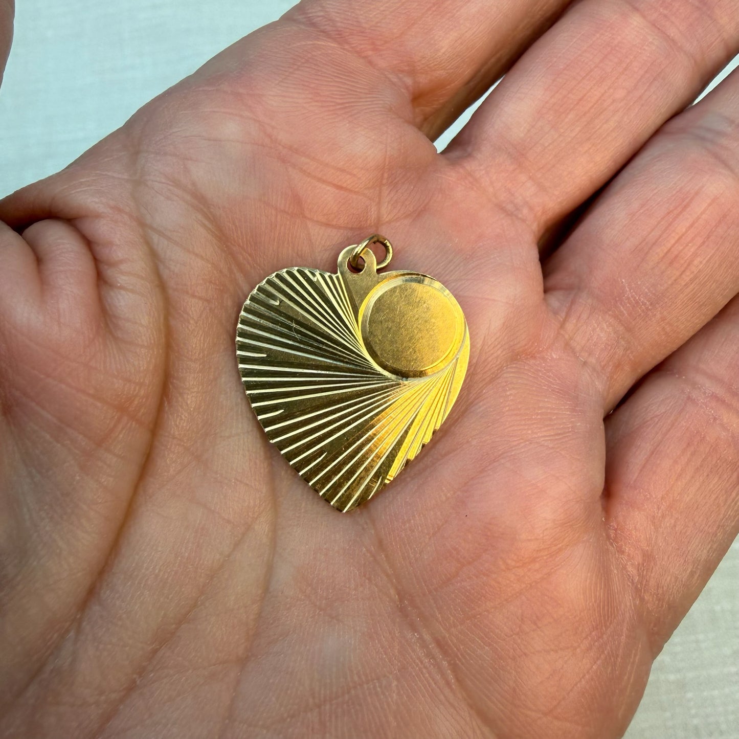 Vintage Solid 14K Yellow Gold Mid-Century Engine Turned Heart Pendant – 2.22g