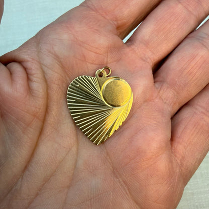Vintage Solid 14K Yellow Gold Mid-Century Engine Turned Heart Pendant – 2.22g