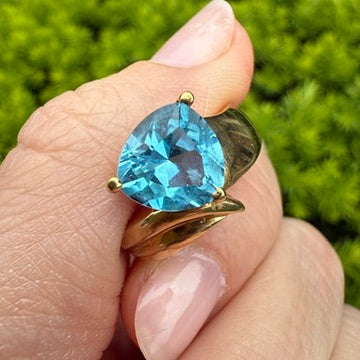 10K Sculptural Trillion Blue Topaz Yellow Gold Size 6.25