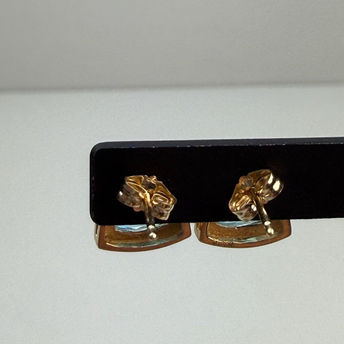 14k Solid Yellow Gold Striking Trillion Cut Blue Topaz, 2.4 g