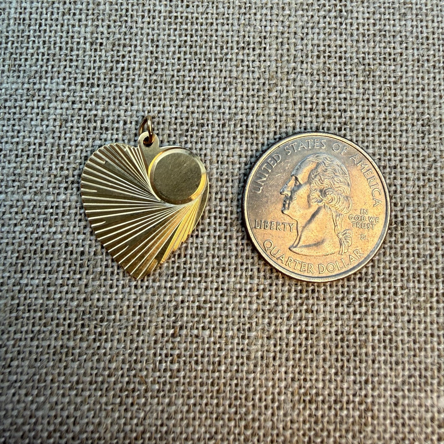 Vintage Solid 14K Yellow Gold Mid-Century Engine Turned Heart Pendant – 2.22g