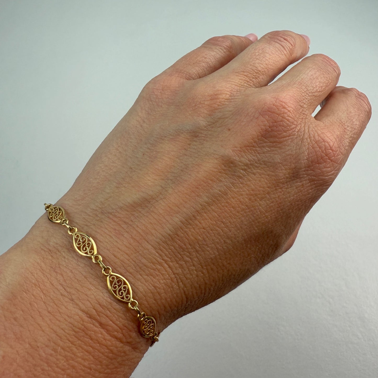 7" Vintage Solid 14K Yellow Gold Italian Oval Filigree Bracelet with Etched Clasp, 4 g