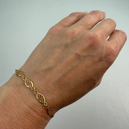 7" Vintage Solid 14K Yellow Gold Italian Oval Filigree Bracelet with Etched Clasp, 4 g
