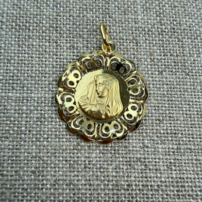 Solid 18K Yellow Gold Madonna Filigree Pendant.3.08 grams