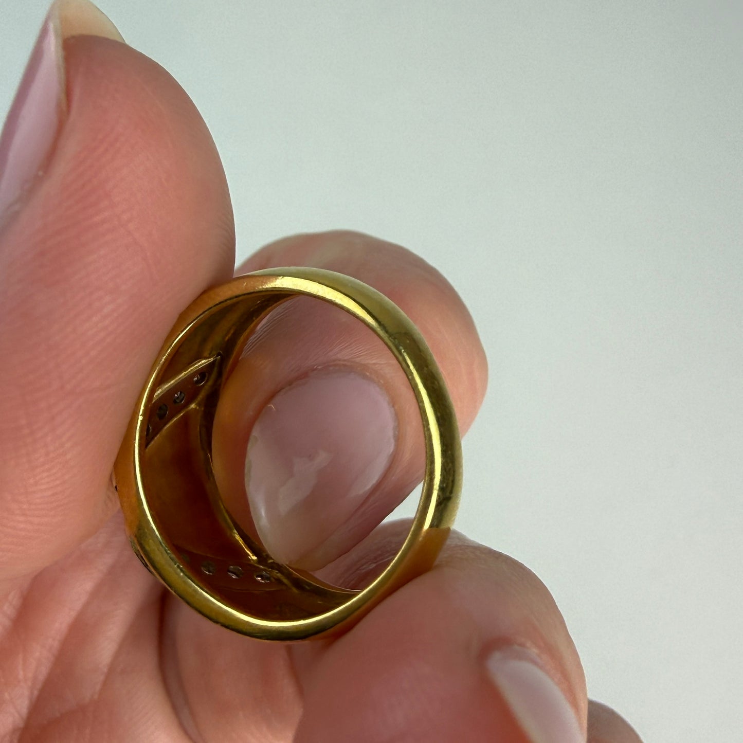 Solid 18k Fluted Yellow Gold Ring with Diamonds, Size 6