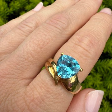 10K Sculptural Trillion Blue Topaz Yellow Gold Size 6.25