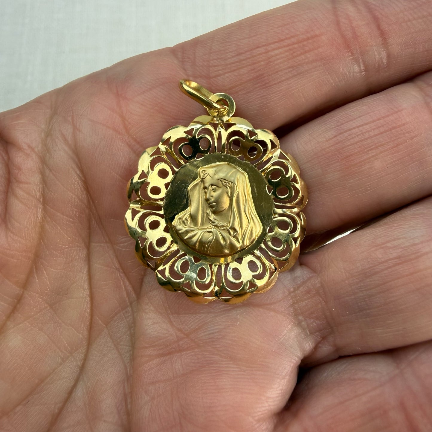 Solid 18K Yellow Gold Madonna Filigree Pendant.3.08 grams