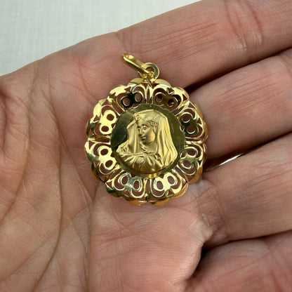Solid 18K Yellow Gold Madonna Filigree Pendant.3.08 grams
