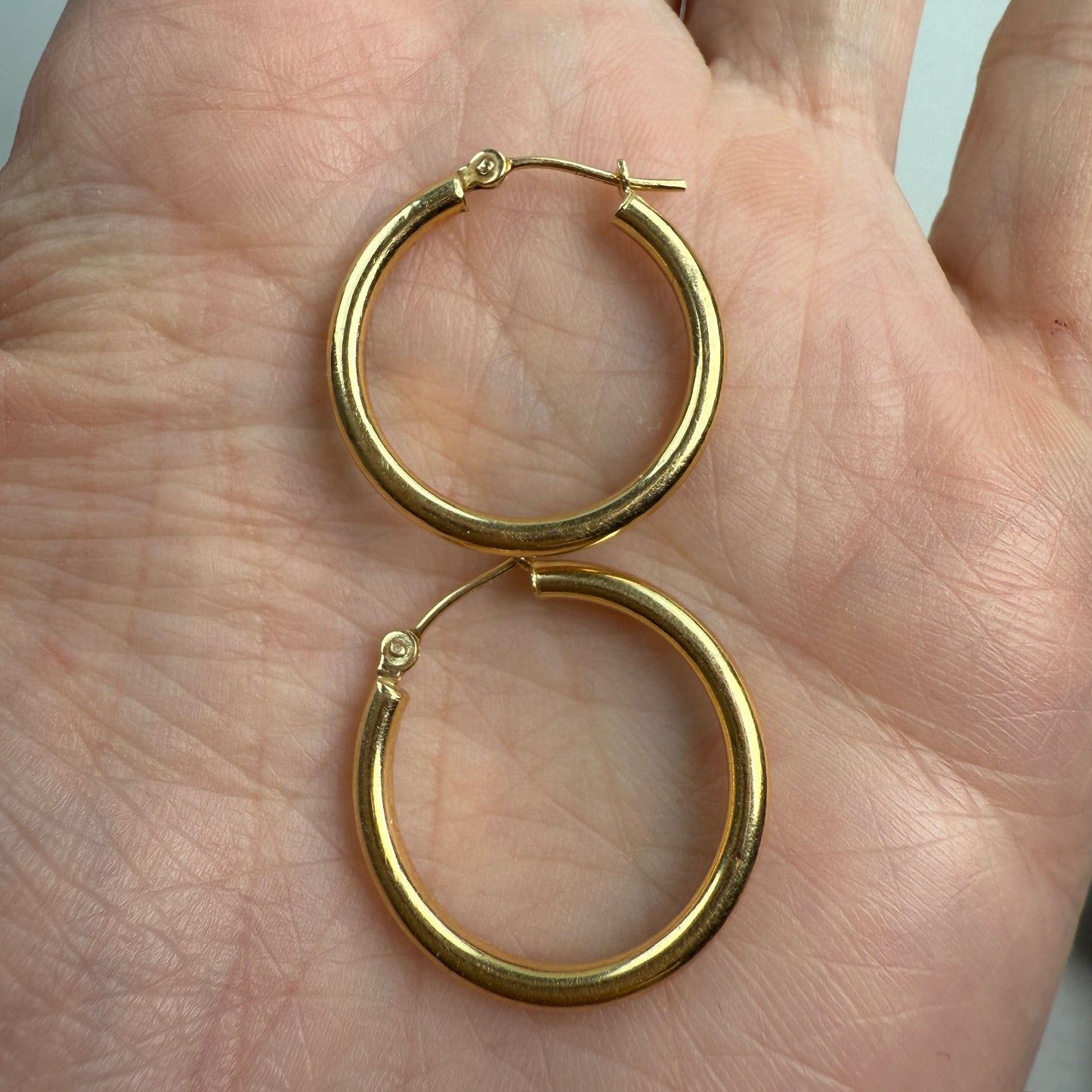 14k Solid Yellow Gold  Michael Anthony Classic Polished Hoop Earrings, 1.12 g