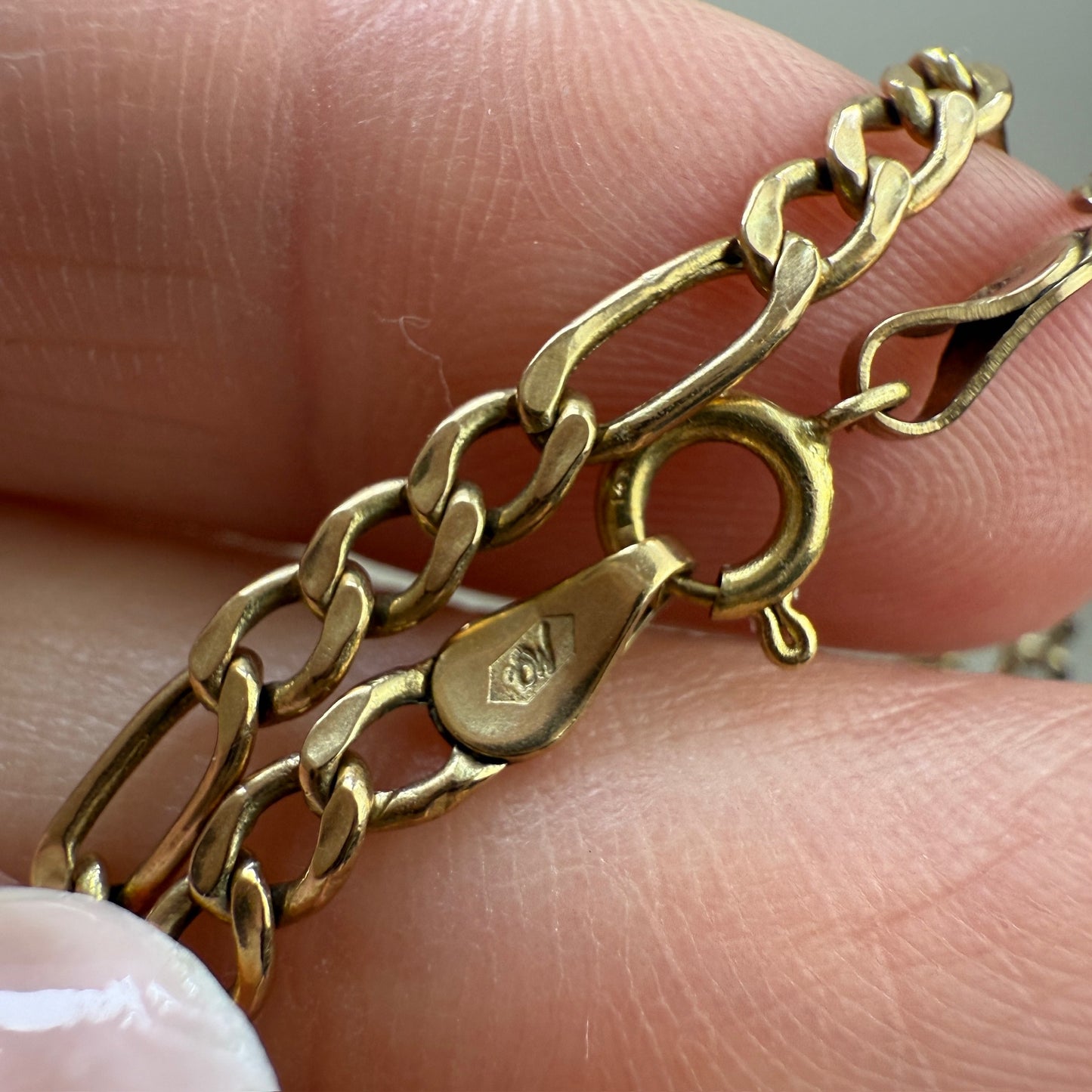 21" Italian Solid 10K Yellow Gold Classic Figaro Chain, 2.78 g