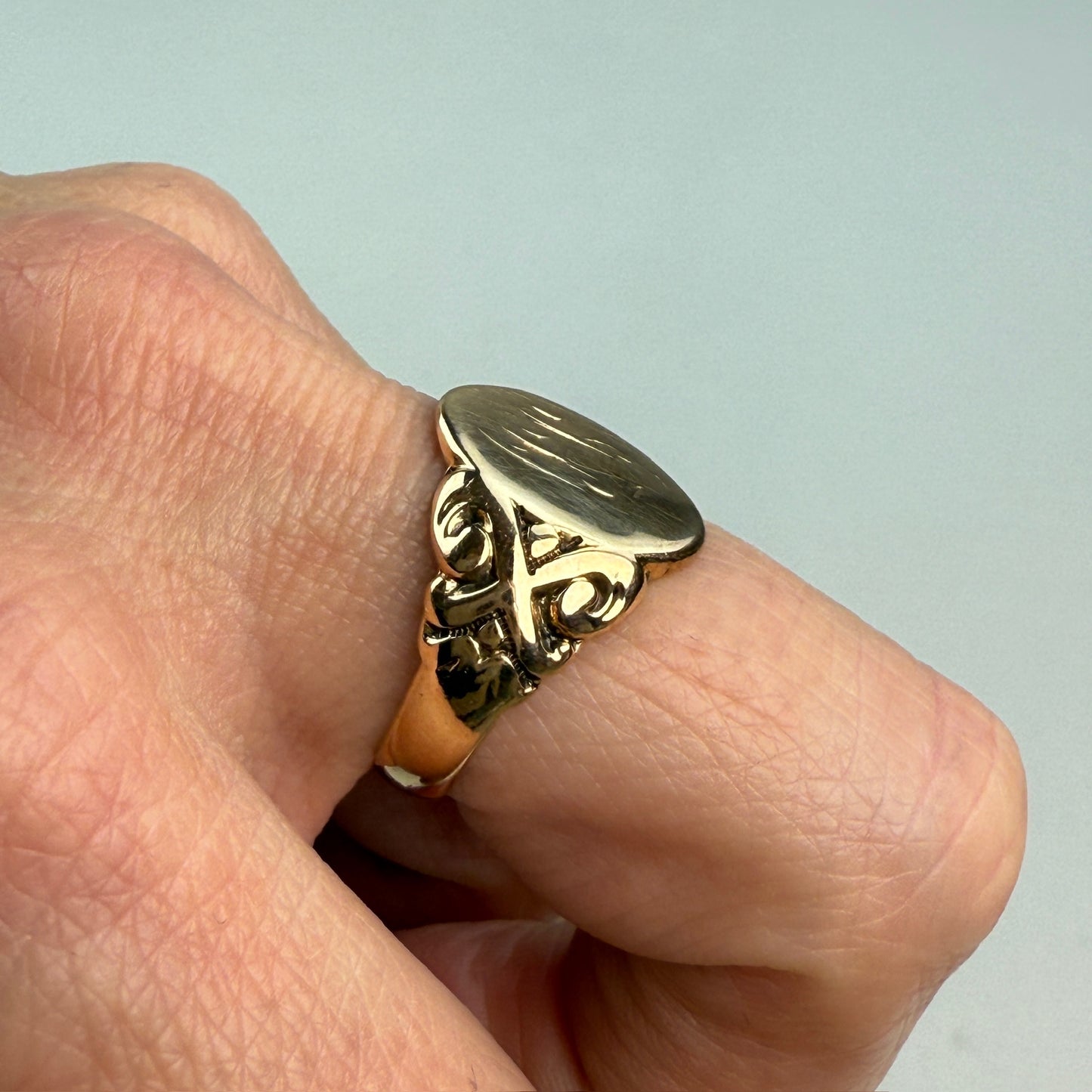 Vintage Solid 10K Yellow Gold Classic Signet Ring with Detailed Shoulders, Size 6.75