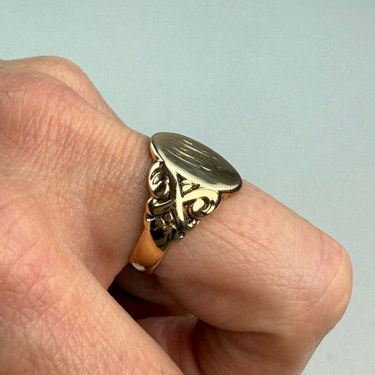 Vintage Solid 10K Yellow Gold Classic Signet Ring with Detailed Shoulders, Size 6.75