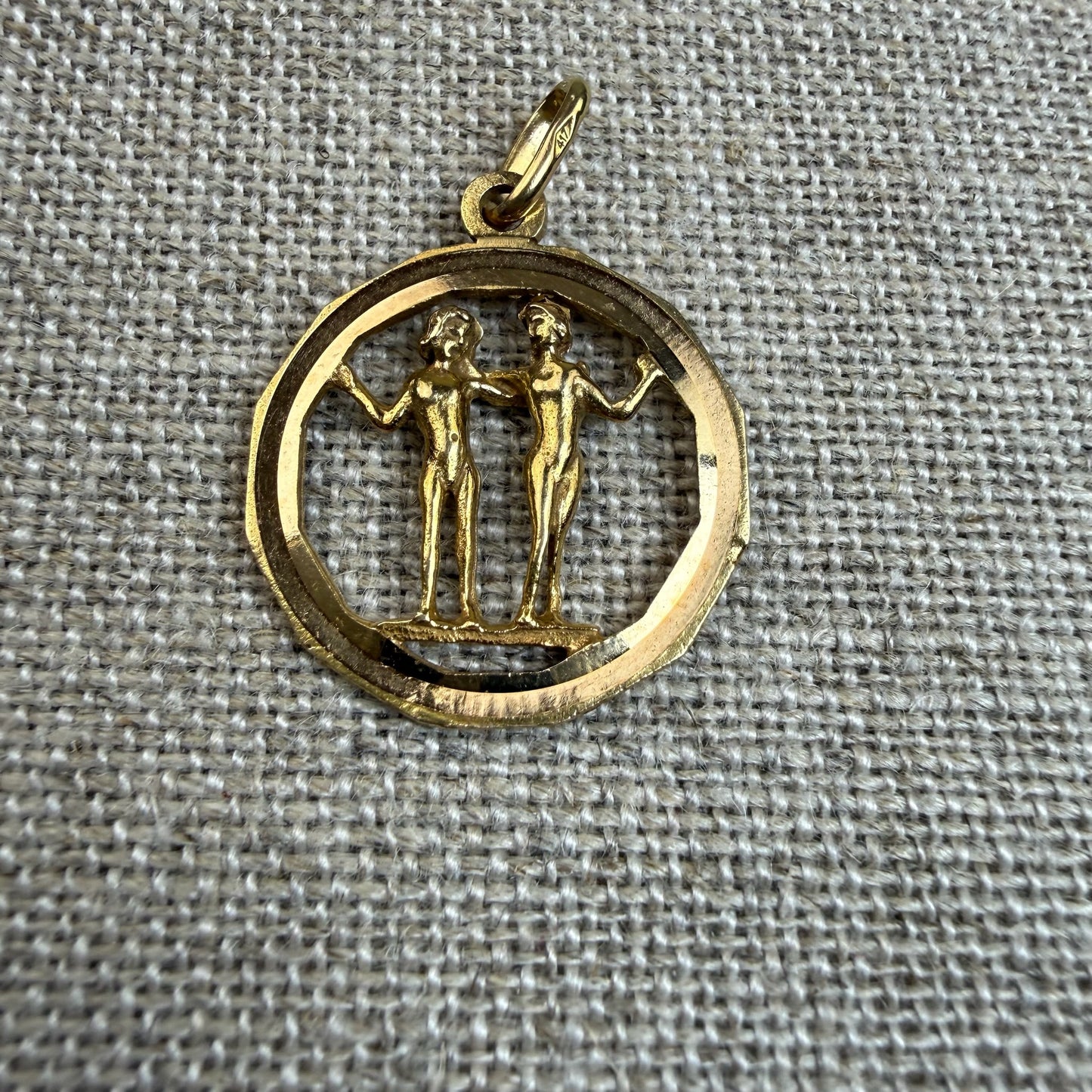 Vintage Solid 10K Yellow Gold Cheeky Gemini Pendant, 3.39 grams