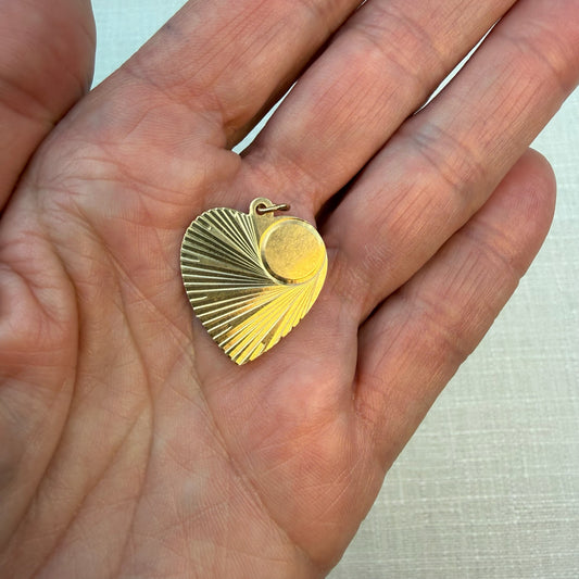 Vintage Solid 14K Yellow Gold Mid-Century Engine Turned Heart Pendant – 2.22g