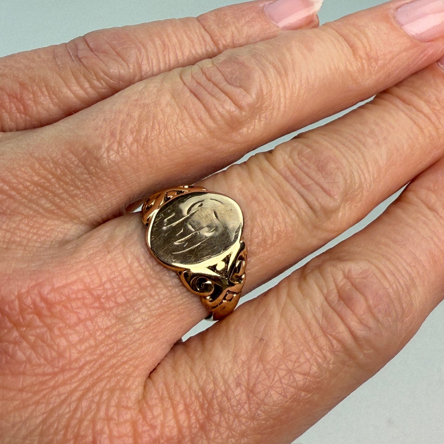 Vintage Solid 10K Yellow Gold Classic Signet Ring with Detailed Shoulders, Size 6.75