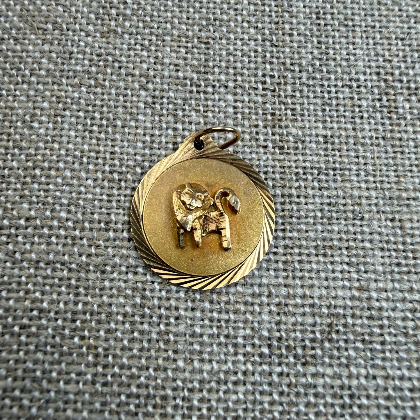 Vintage Solid 14K Yellow Gold Dimensional Leo Pendant, 2.08 grams