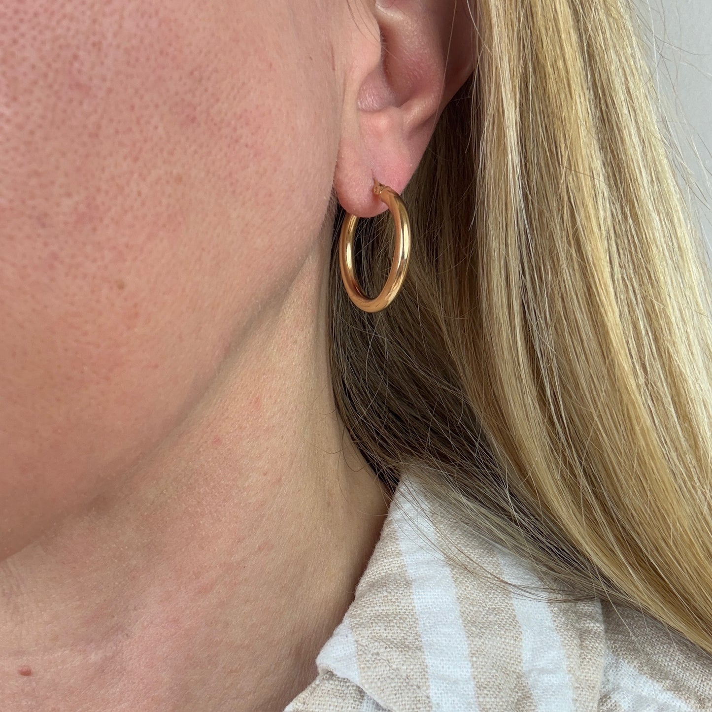 14k Solid Yellow Gold Classic Mid-size Hoop Earrings, 2.27 g