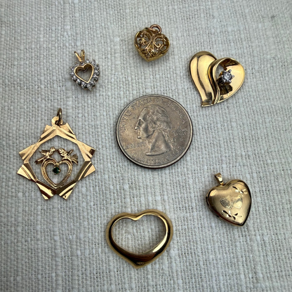 Solid 10K Yellow Vintage Lovebird and Heart Pendant 1.8 g