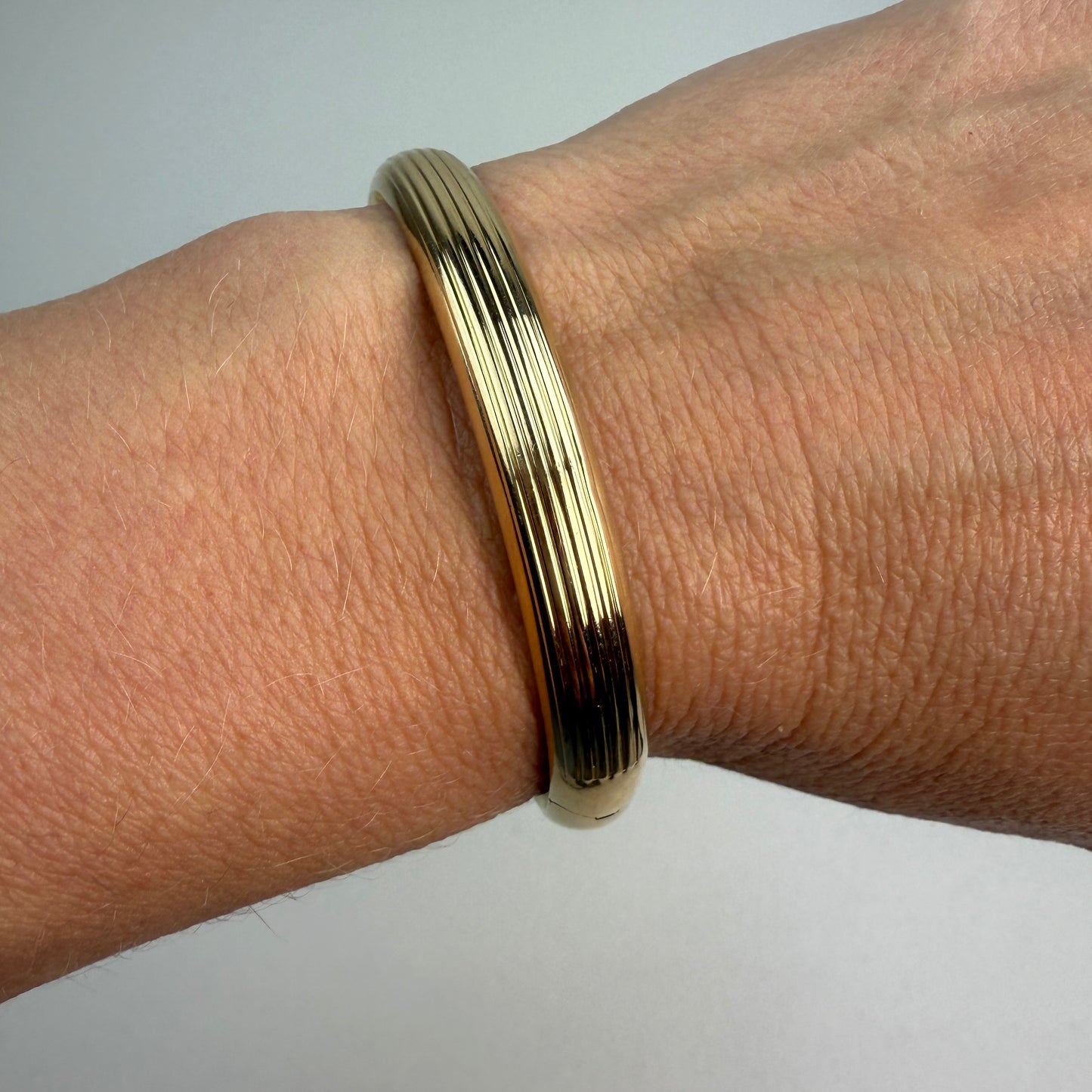 6.75" Grooved Hinged Oval Bangle Bracelet 14K Yellow Gold 8mm 10.4g