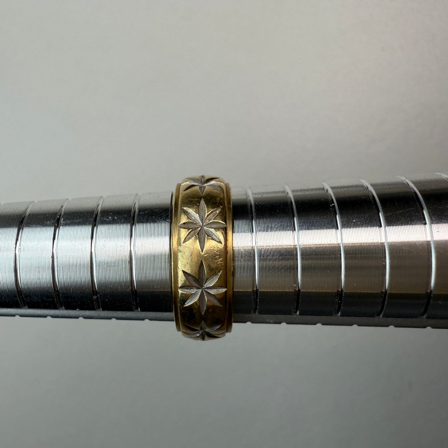 14K Vintage ArtCarved Comfort Fit Two-toned Starburst Gold Band 6.75mm, Size 8