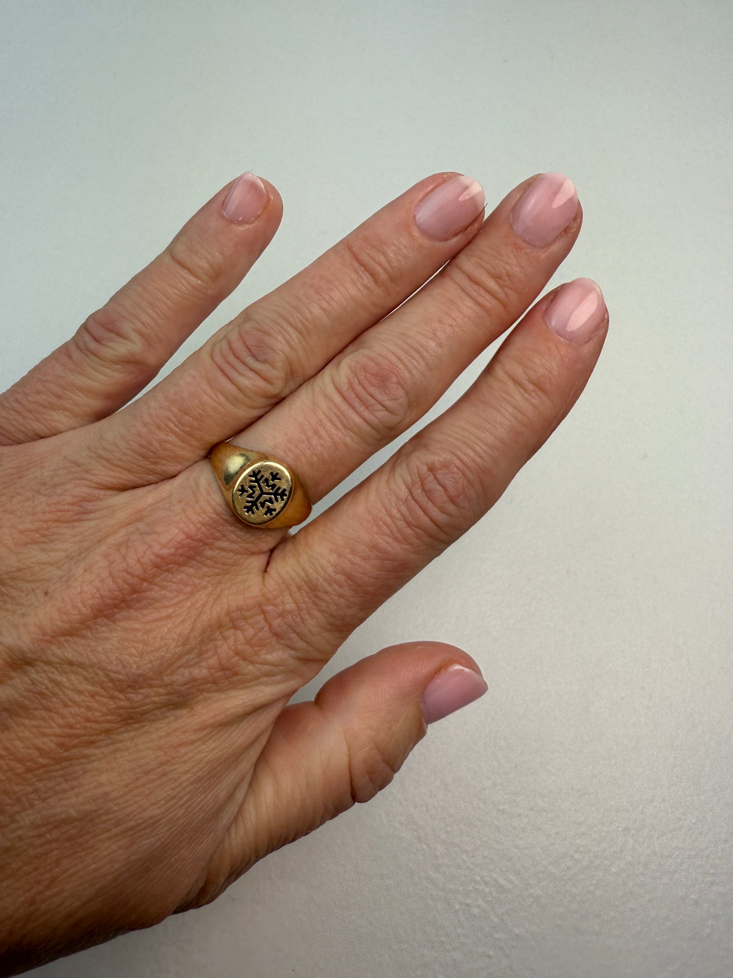 10K Yellow Gold Vintage Snowflake Signet Ring, Elegant Engraved Design Size 8.25