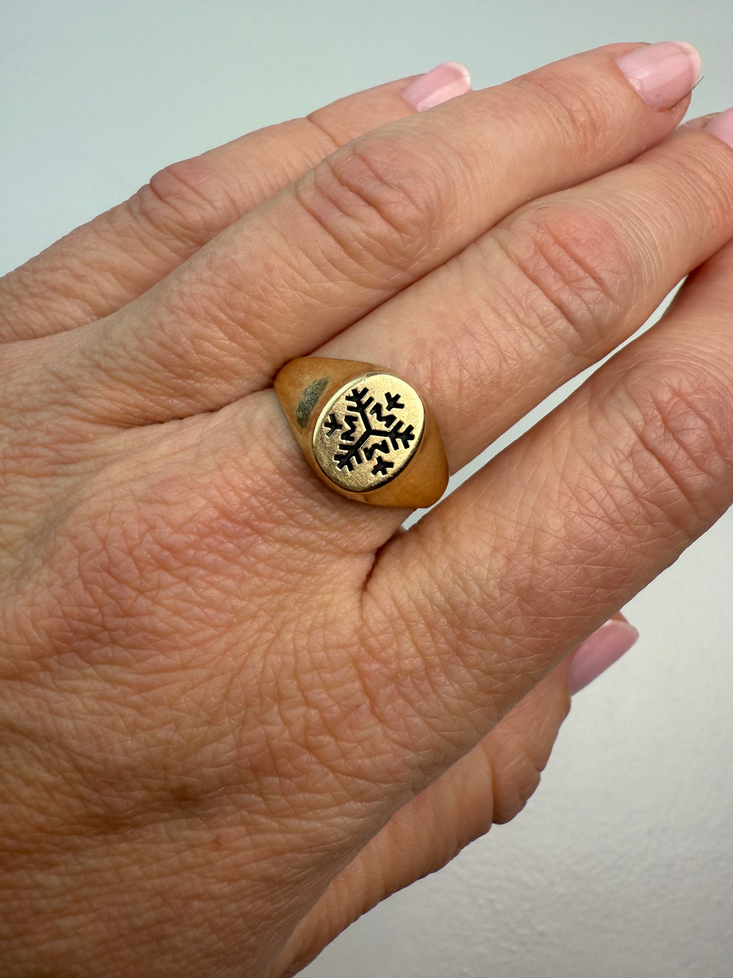 10K Yellow Gold Vintage Snowflake Signet Ring, Elegant Engraved Design Size 8.25