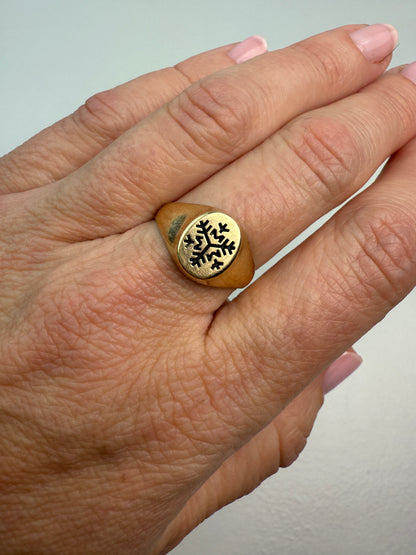 10K Yellow Gold Vintage Snowflake Signet Ring, Elegant Engraved Design Size 8.25