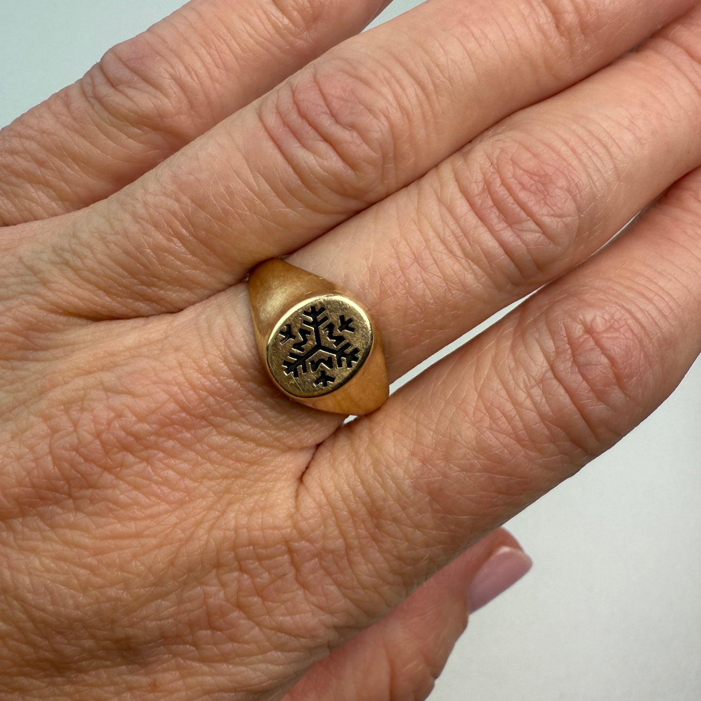 10K Yellow Gold Vintage Snowflake Signet Ring, Elegant Engraved Design Size 8.25