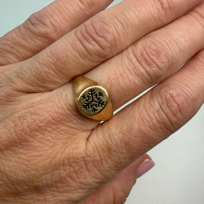 10K Yellow Gold Vintage Snowflake Signet Ring, Elegant Engraved Design Size 8.25