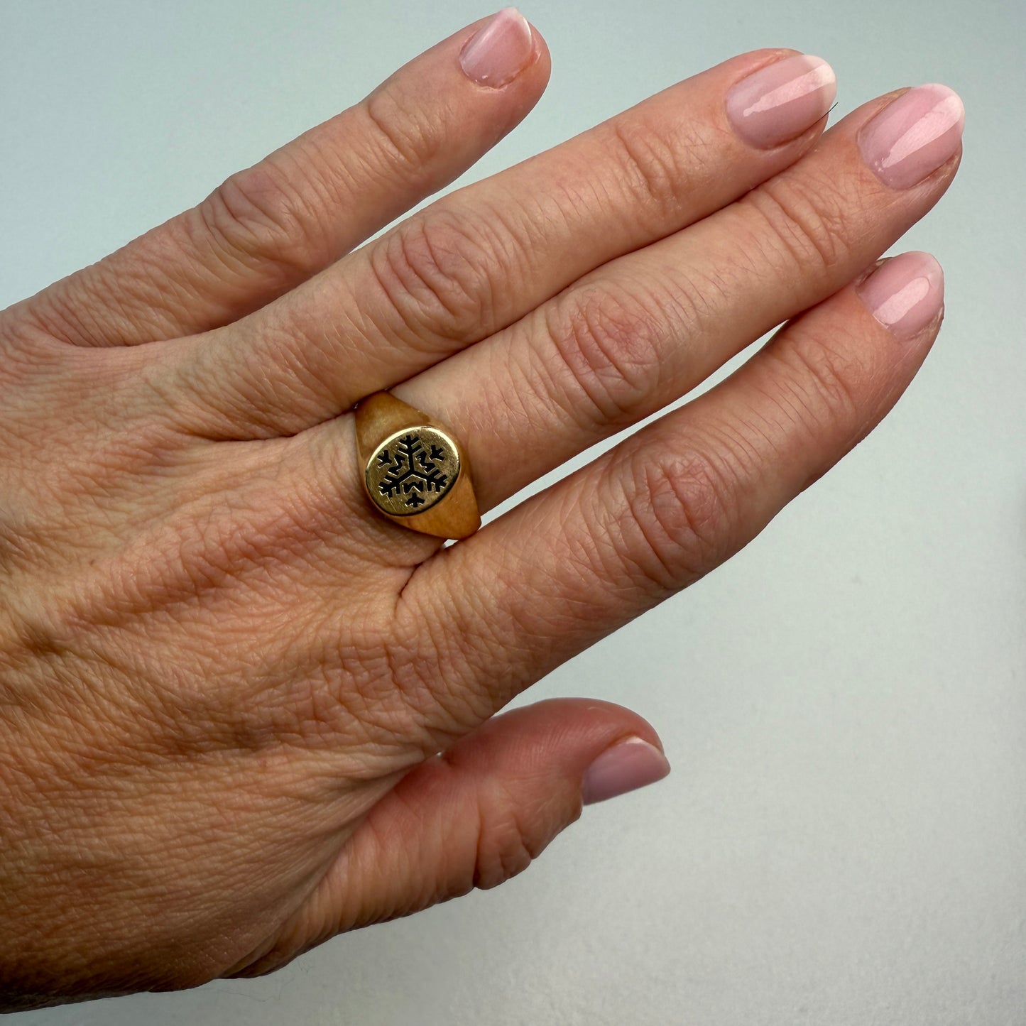 10K Yellow Gold Vintage Snowflake Signet Ring, Elegant Engraved Design Size 8.25