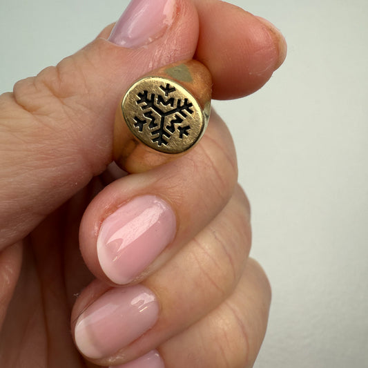 10K Yellow Gold Vintage Snowflake Signet Ring, Elegant Engraved Design Size 8.25