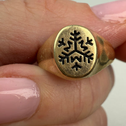 10K Yellow Gold Vintage Snowflake Signet Ring, Elegant Engraved Design Size 8.25