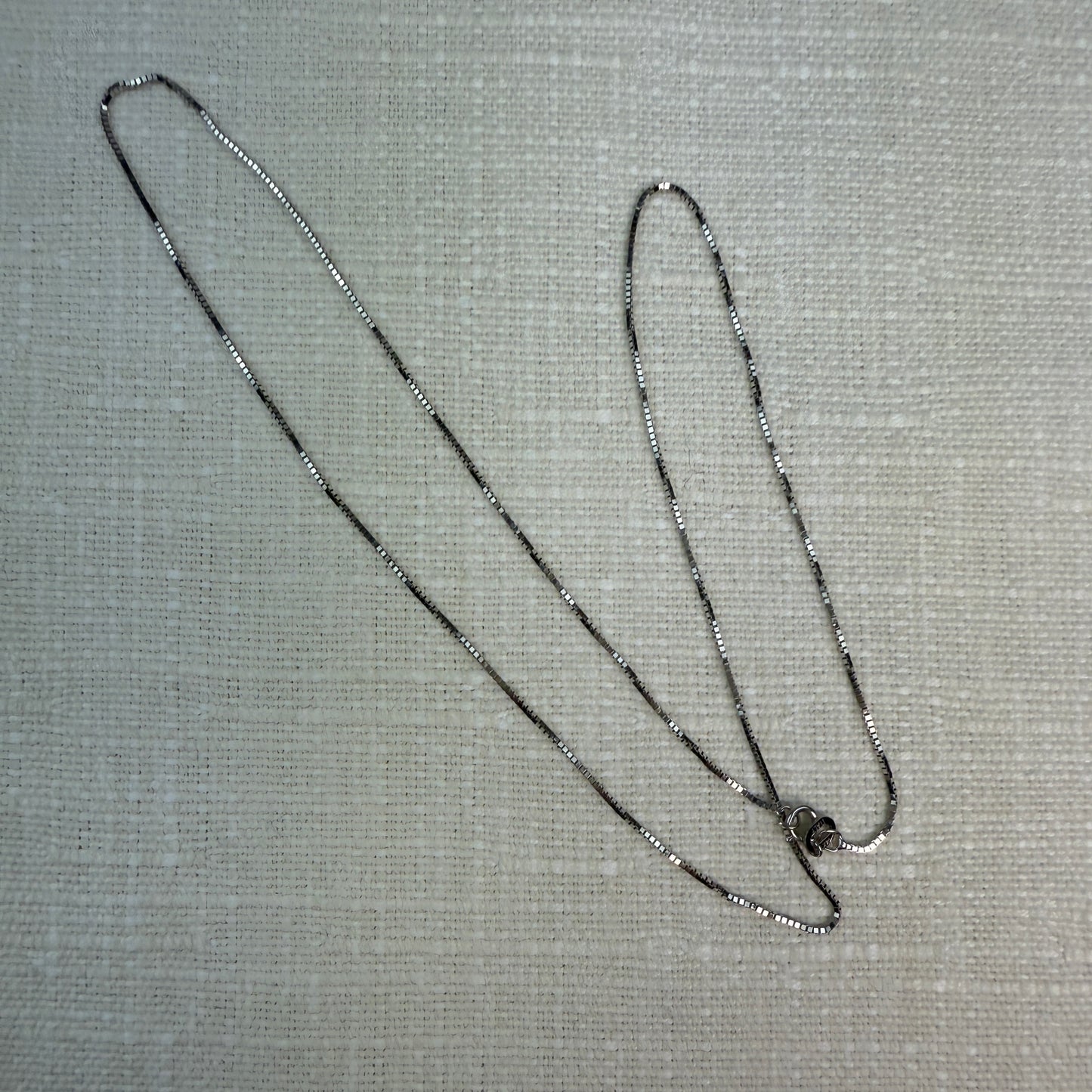 18" Italian Solid 14K White Gold Box Chain .8mm, 1.77g