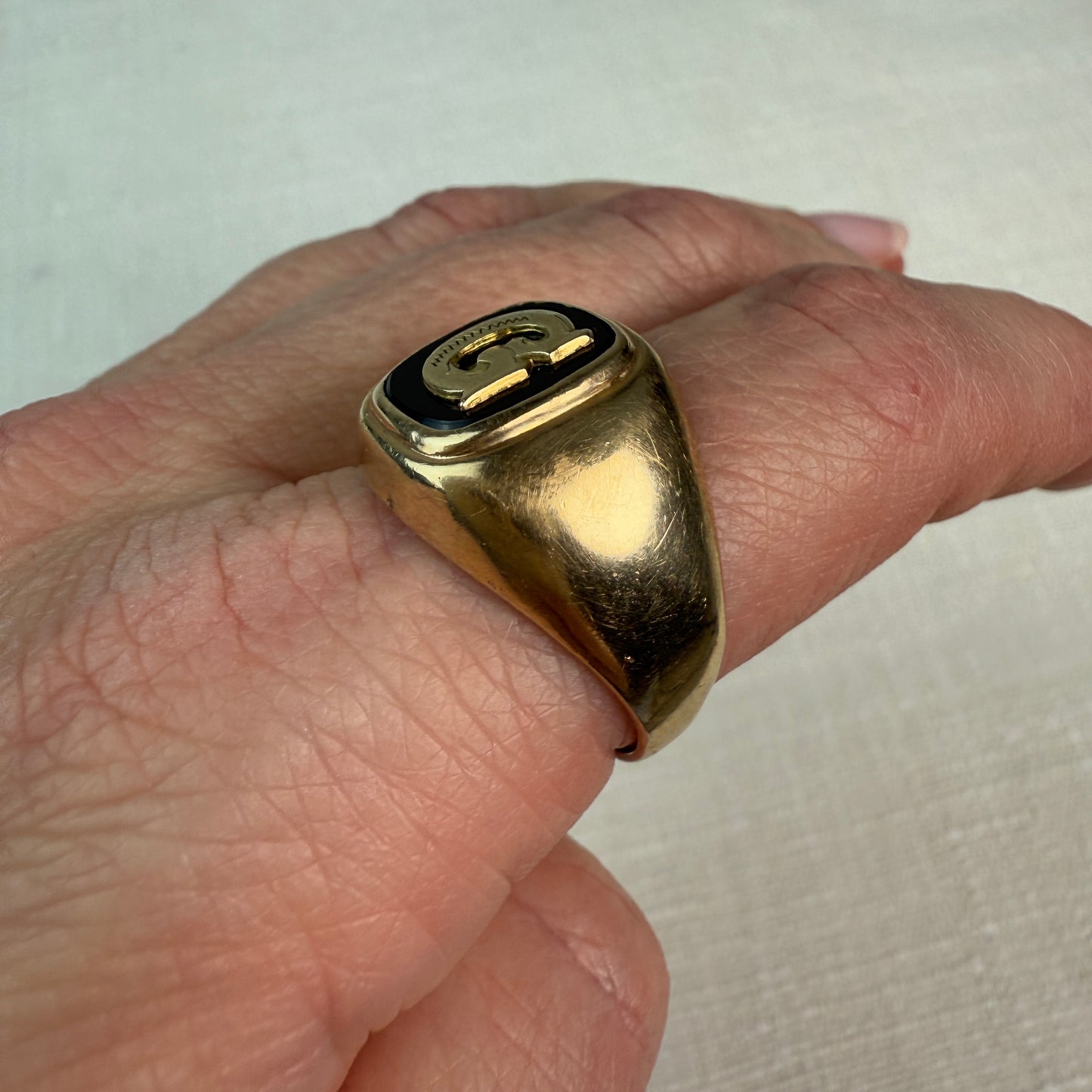 Vintage 10K Yellow Gold Classic shield-shape "G" monogram signet ring Size 9.5