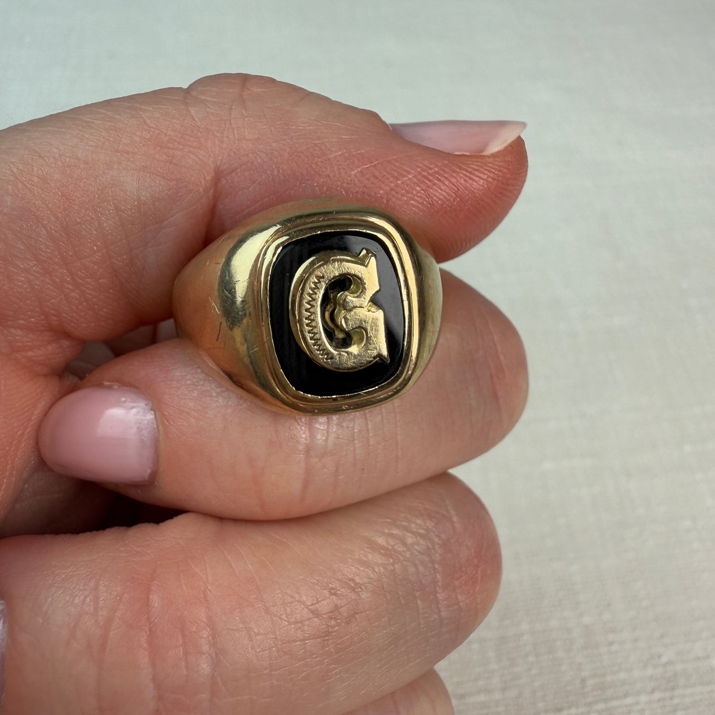 Vintage 10K Yellow Gold Classic shield-shape "G" monogram signet ring Size 9.5
