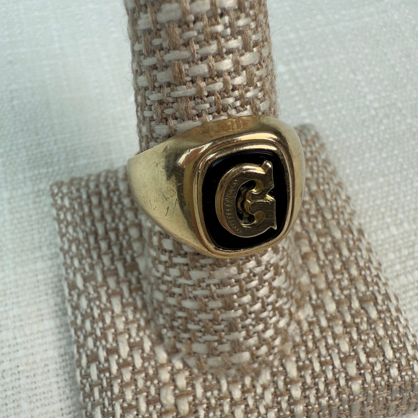 Vintage 10K Yellow Gold Classic shield-shape "G" monogram signet ring Size 9.5