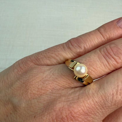 10K Solid Yellow Gold Modern and Elegant Pearl Ring Size 7