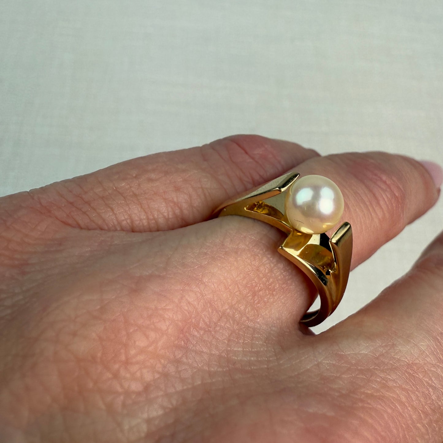 10K Solid Yellow Gold Modern and Elegant Pearl Ring Size 7