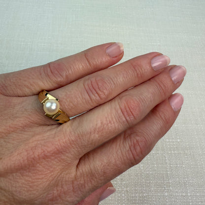 10K Solid Yellow Gold Modern and Elegant Pearl Ring Size 7
