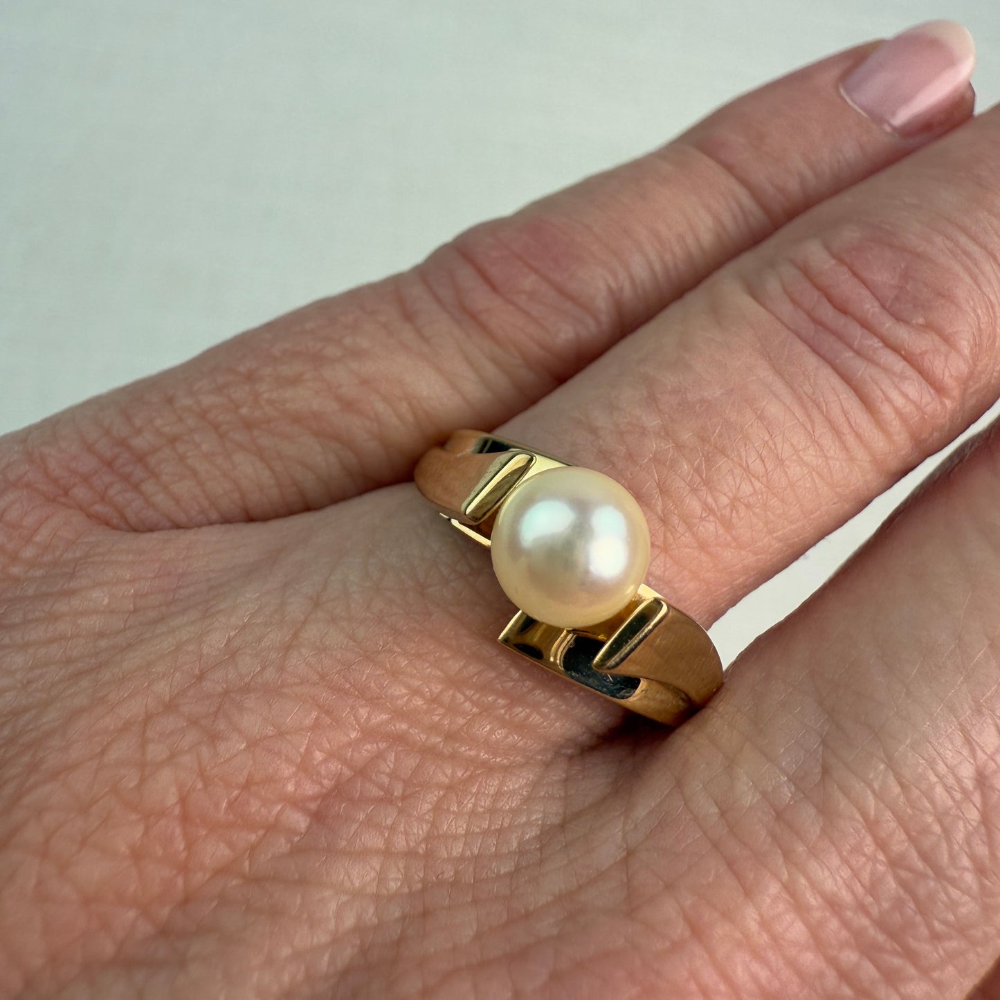 10K Solid Yellow Gold Modern and Elegant Pearl Ring Size 7