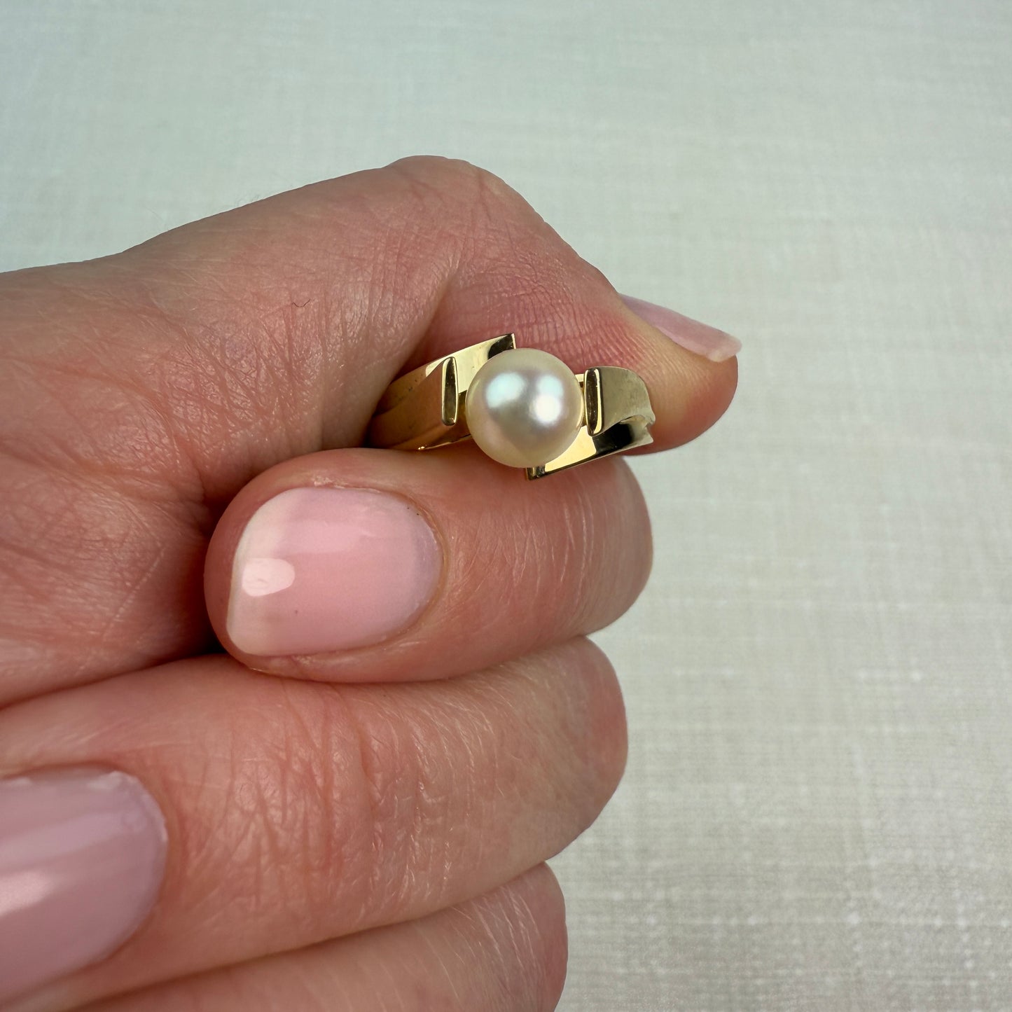 10K Solid Yellow Gold Modern and Elegant Pearl Ring Size 7